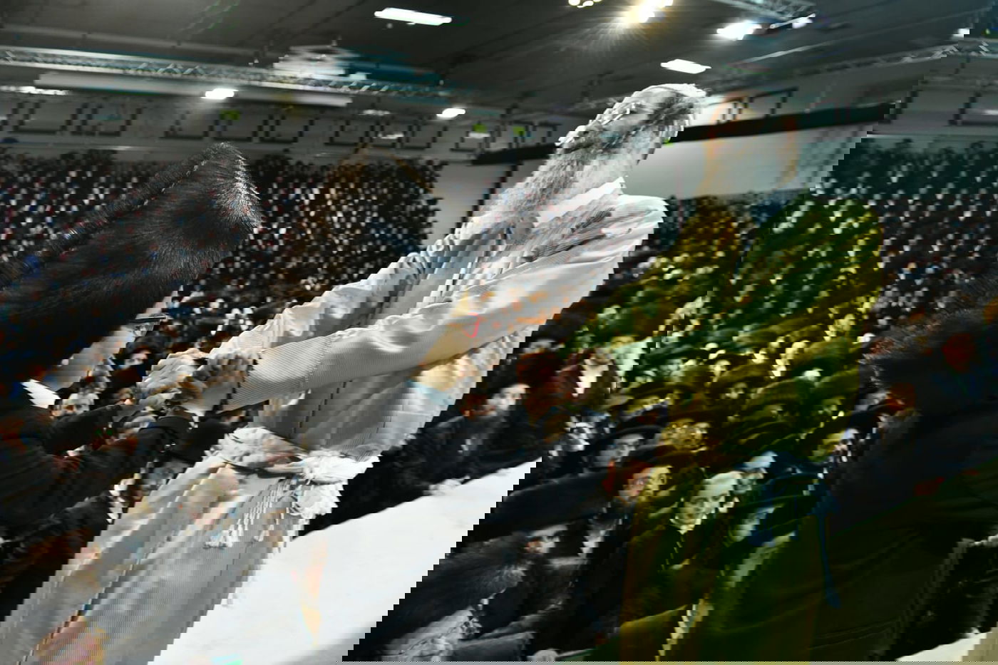 צפו: אלפים בחתונת בת המשפיע רבי מיילך בידרמן