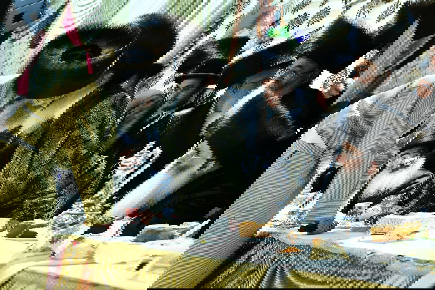 צפו: אלפים בחתונת בת המשפיע רבי מיילך בידרמן