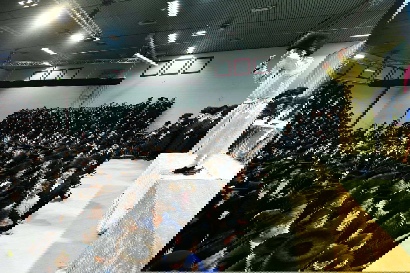 צפו: אלפים בחתונת בת המשפיע רבי מיילך בידרמן