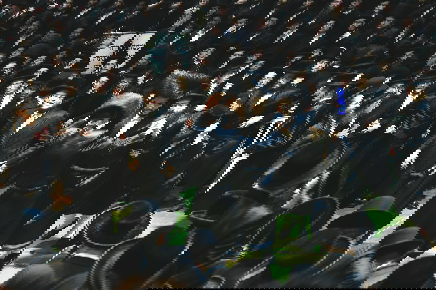 צפו: אלפים בחתונת בת המשפיע רבי מיילך בידרמן