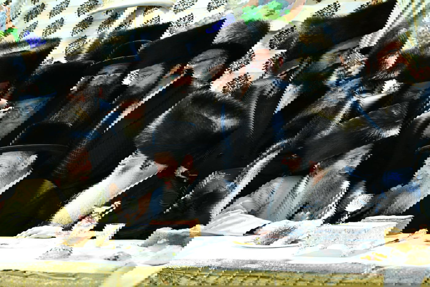 צפו: אלפים בחתונת בת המשפיע רבי מיילך בידרמן