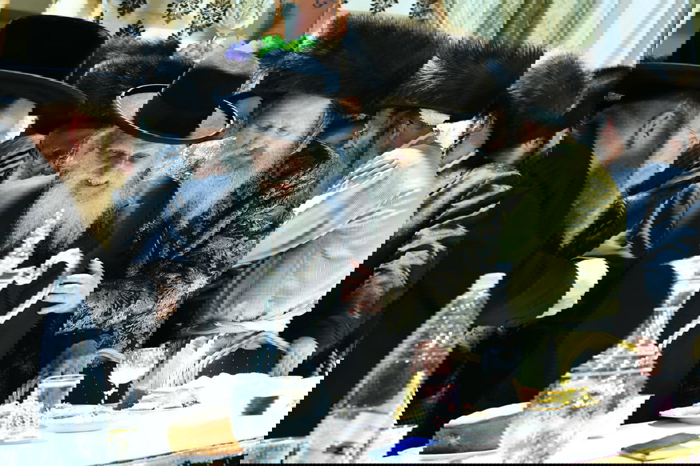 צפו: אלפים בחתונת בת המשפיע רבי מיילך בידרמן