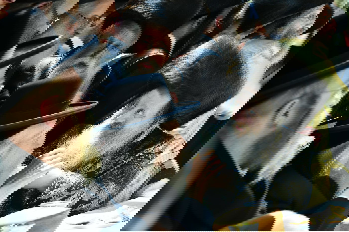 צפו: אלפים בחתונת בת המשפיע רבי מיילך בידרמן