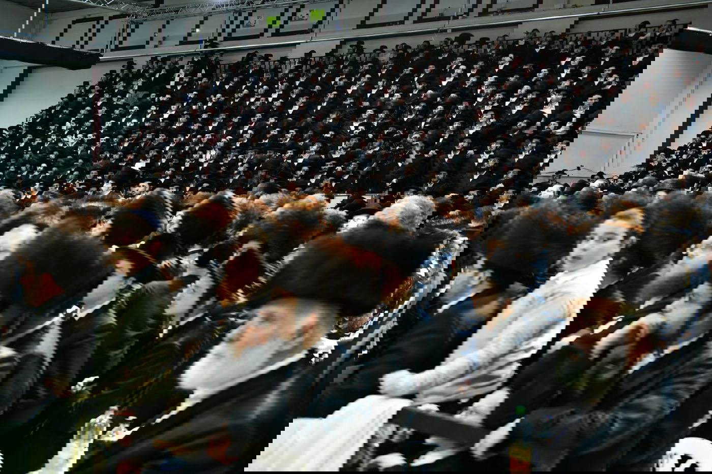 צפו: אלפים בחתונת בת המשפיע רבי מיילך בידרמן