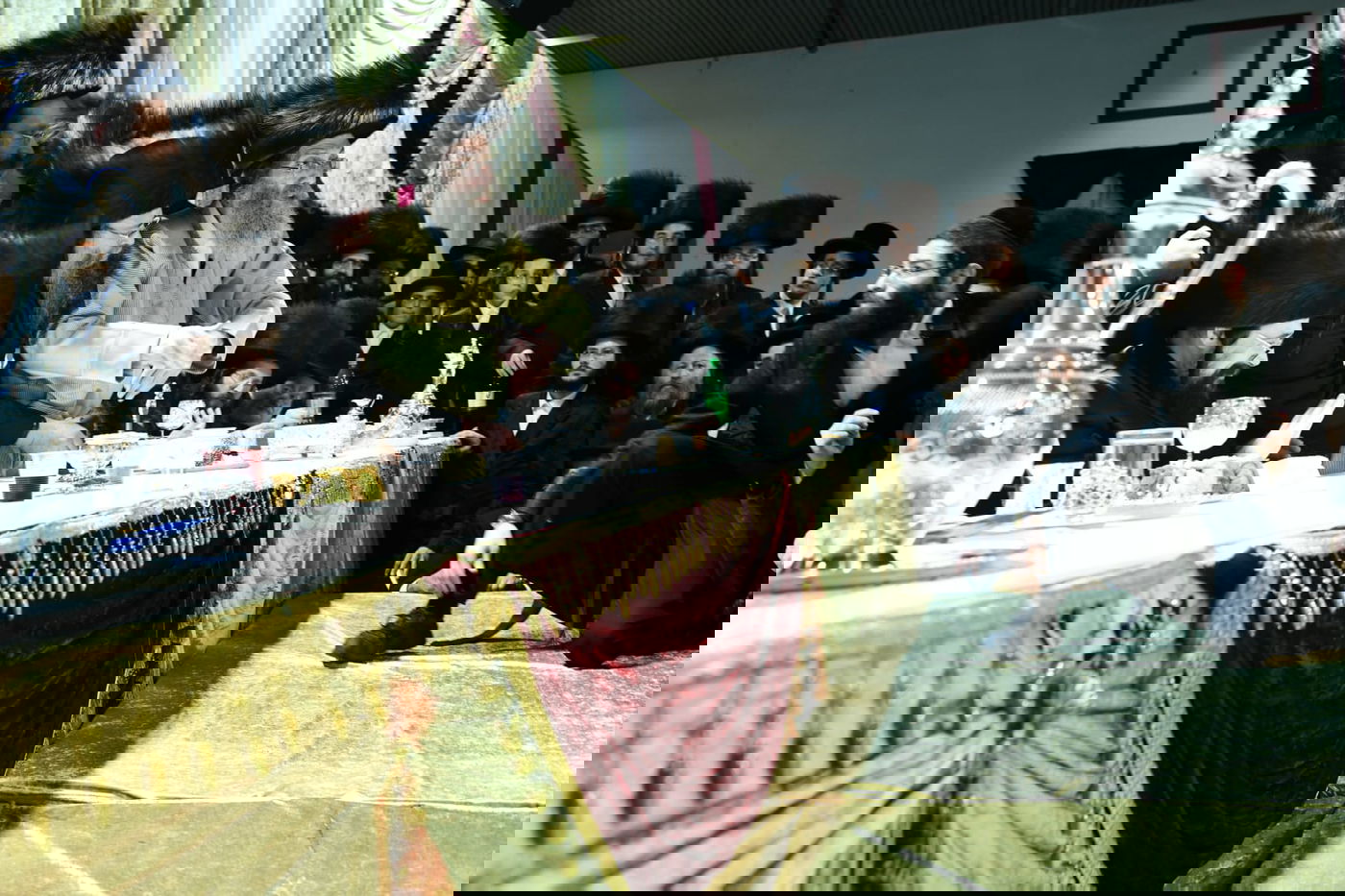 צפו: אלפים בחתונת בת המשפיע רבי מיילך בידרמן