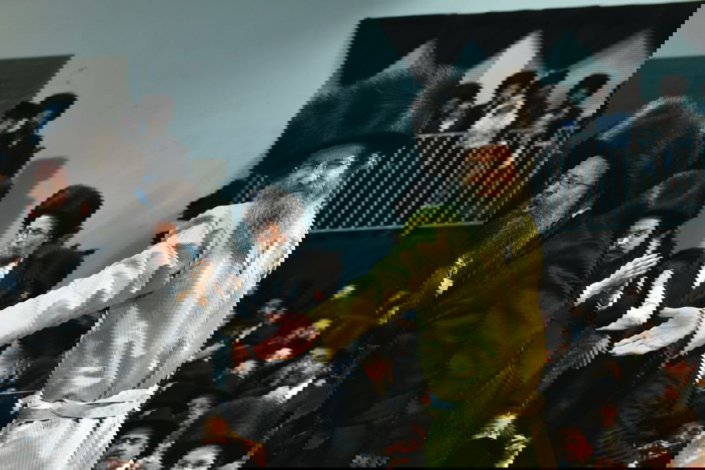 צפו: אלפים בחתונת בת המשפיע רבי מיילך בידרמן