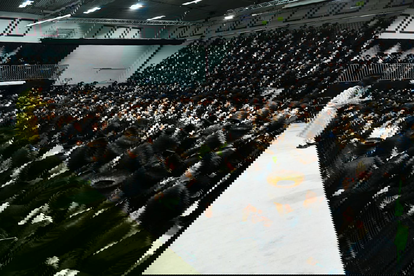 צפו: אלפים בחתונת בת המשפיע רבי מיילך בידרמן