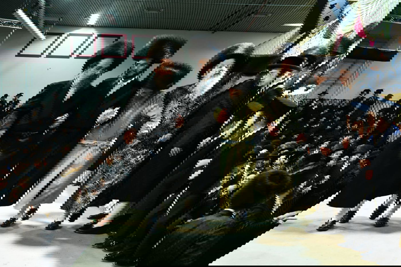 צפו: אלפים בחתונת בת המשפיע רבי מיילך בידרמן