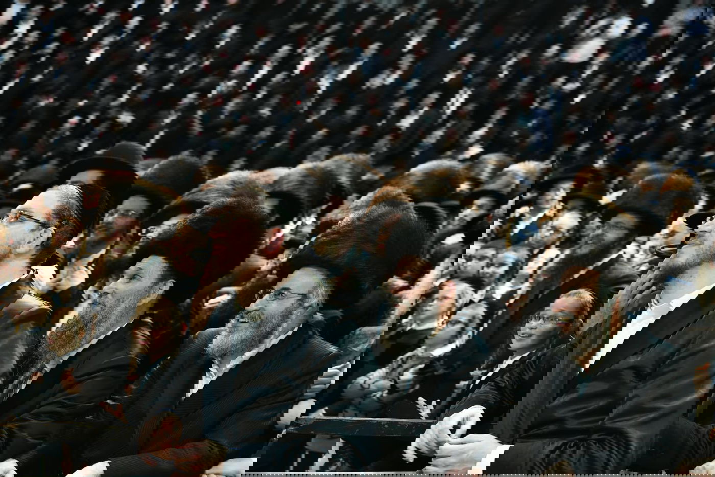 צפו: אלפים בחתונת בת המשפיע רבי מיילך בידרמן