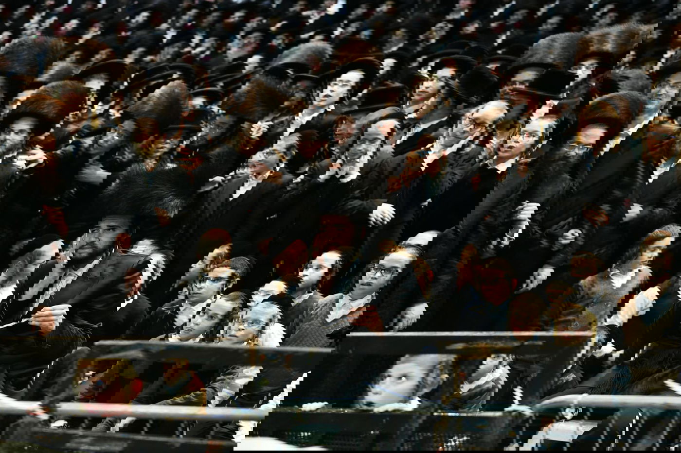 צפו: אלפים בחתונת בת המשפיע רבי מיילך בידרמן