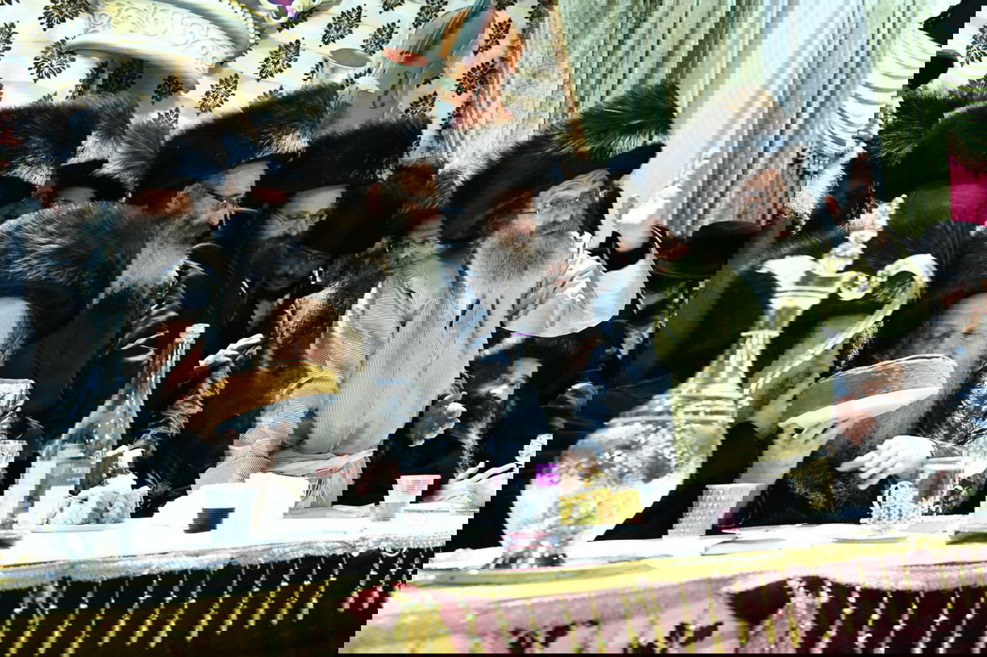 צפו: אלפים בחתונת בת המשפיע רבי מיילך בידרמן