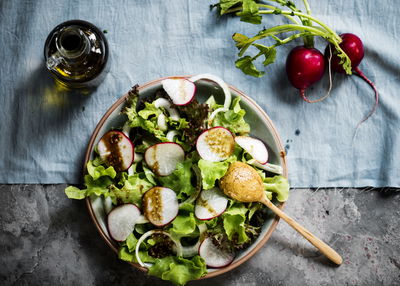 טאצ' צרפתי לסלט. רוטב ויניגרט על בסיס יין אדום