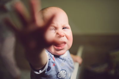 הדלת נטרקה וכרית אצבע הפעוט נקטעה
