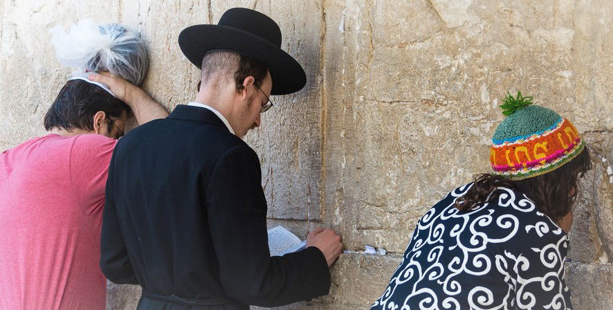 בועידה הקרובה: שטריימלים וחובשי כיפות שקופות