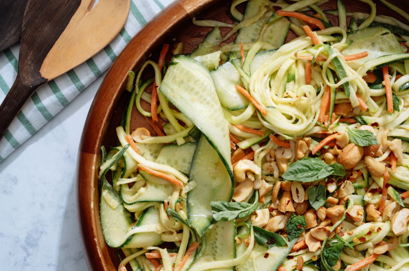 מתכון לסלט נודלס ושומשום חמים ומרענן - שמתאים בול לימי ראשון