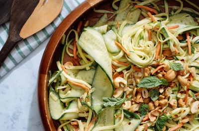 מתכון לסלט נודלס ושומשום חמים ומרענן - שמתאים בול לימי ראשון