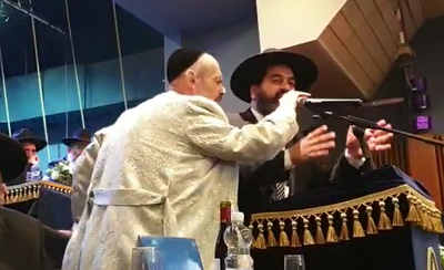 צפו: המקובל הרב דב קוק חטף את המיקרופון מהמנחה