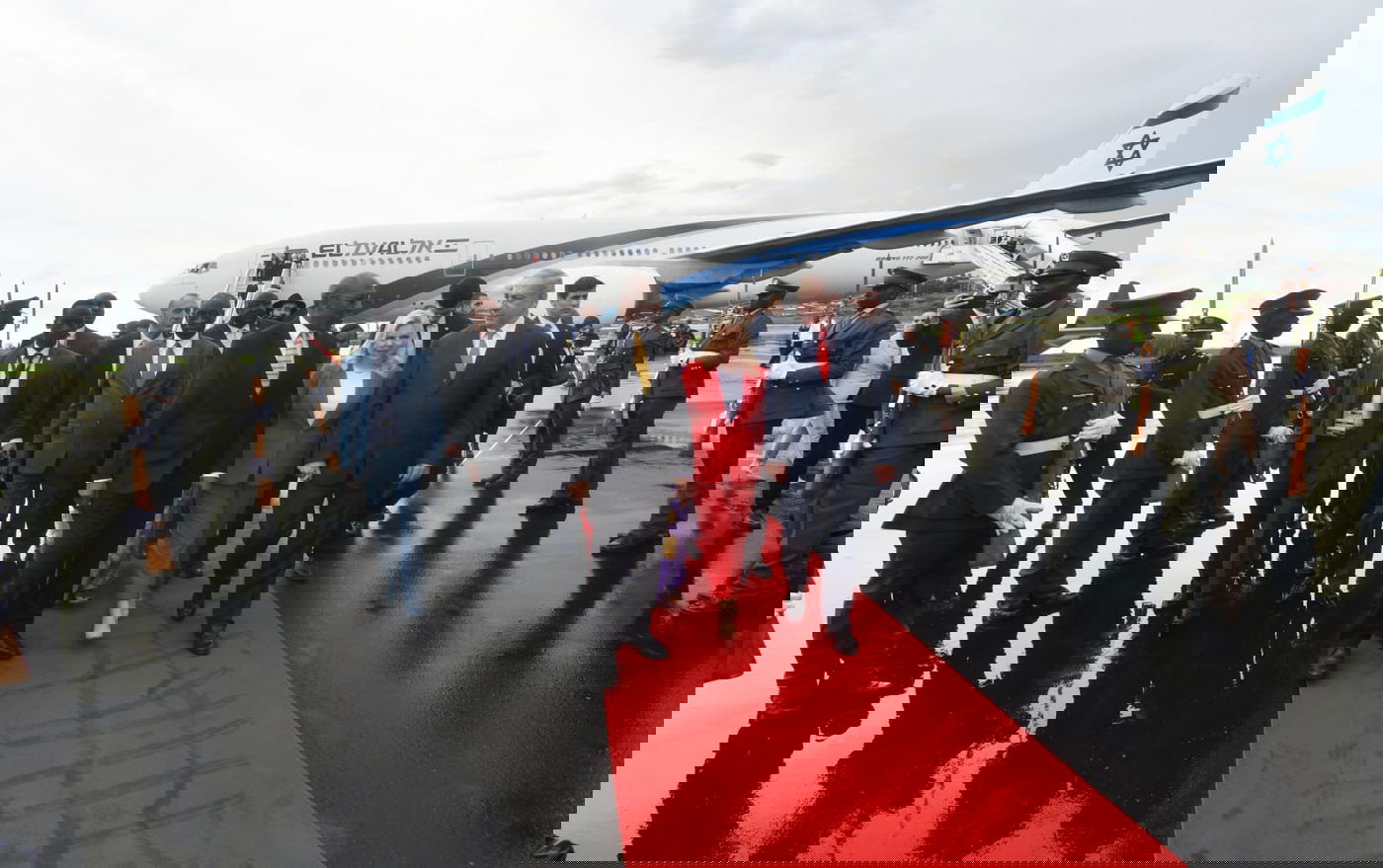 כך התקבל נתניהו כשנחת מהמטוס באוגנדה