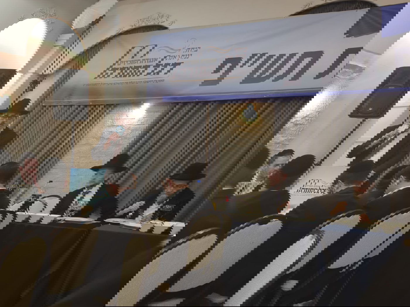 הצד בו ישבו אנשי גפני ומקלב בכנס