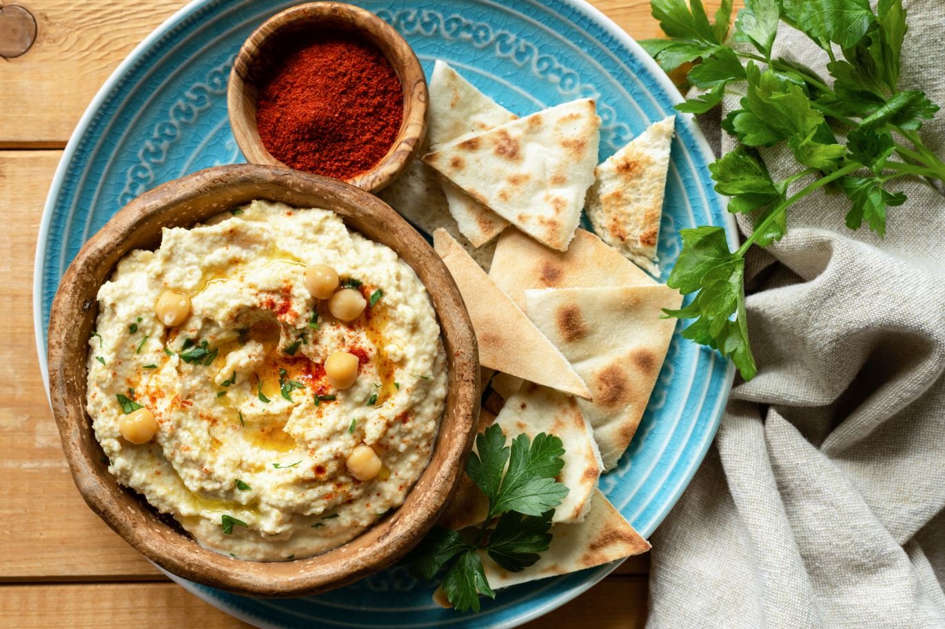 מטבל חומוס ביתי מהיר עם פיתות זעתר קלויות