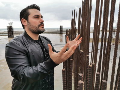 גד אלבז בסינגל וקליפ מילים: "יותר חזק"