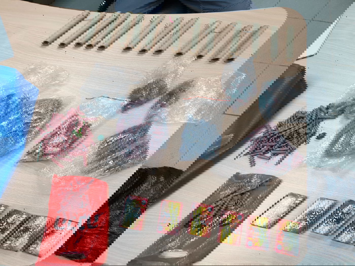 צפו: רכוב על קטנוע, יורה חזיזים על רכבים