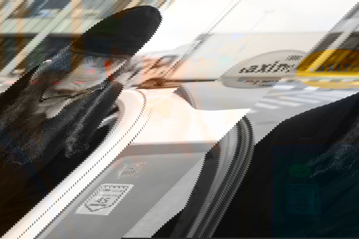 תיעוד בלעדי: מנהיג הקיצונים הרב רומפלר נחקר במשטרה