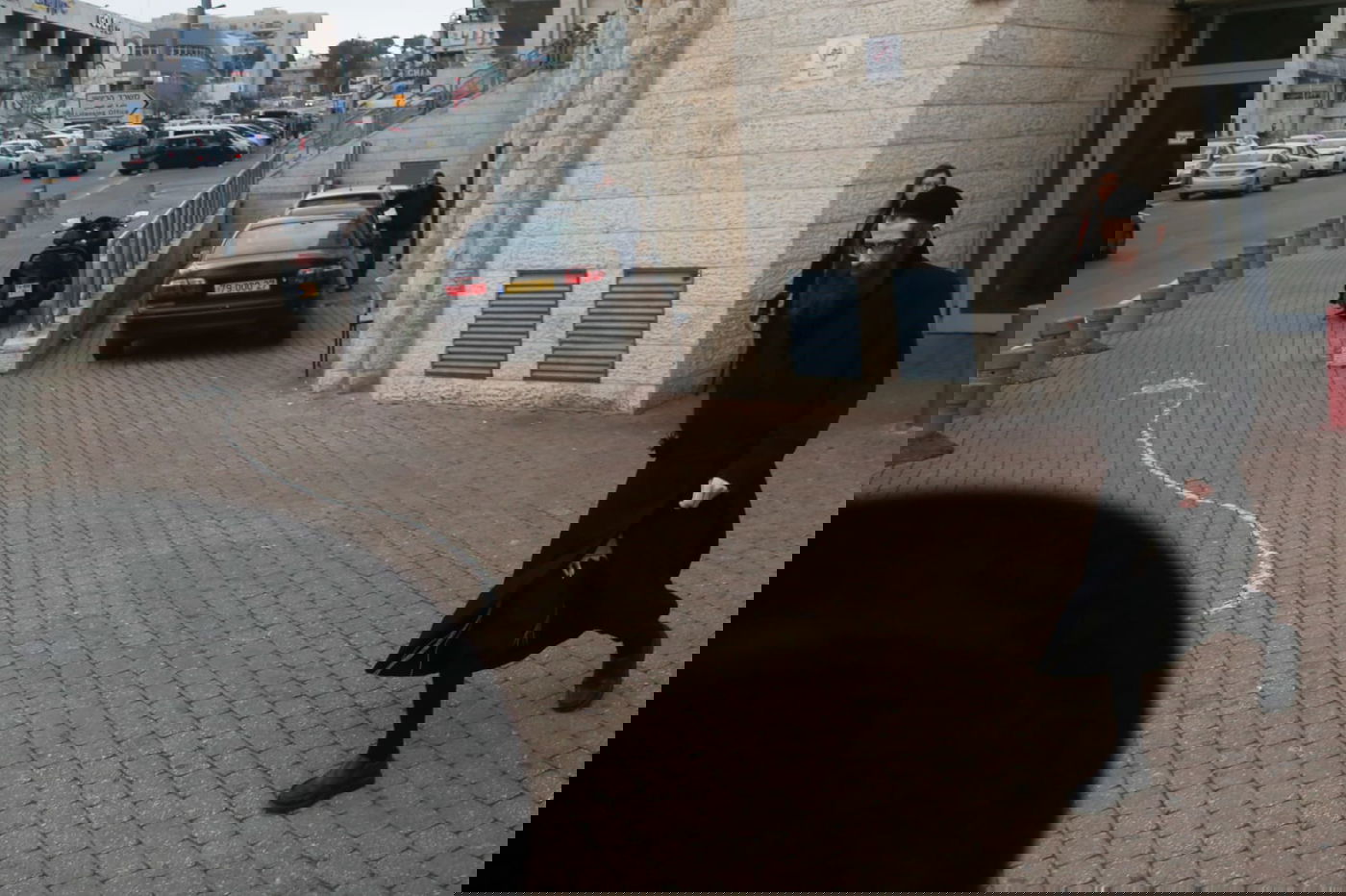 תיעוד בלעדי: מנהיג הקיצונים הרב רומפלר נחקר במשטרה