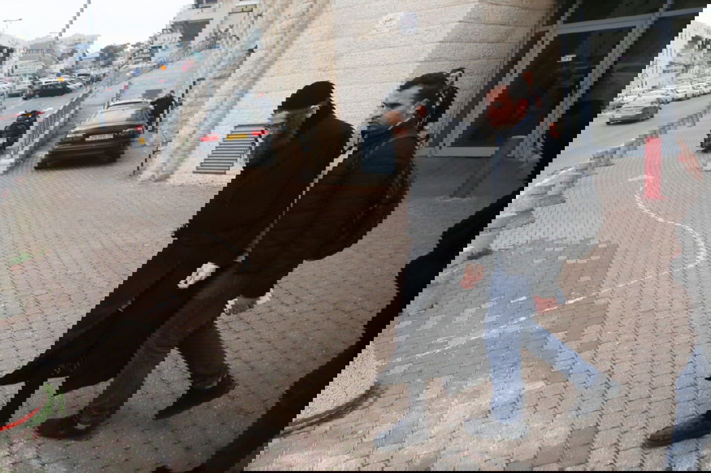 תיעוד בלעדי: מנהיג הקיצונים הרב רומפלר נחקר במשטרה