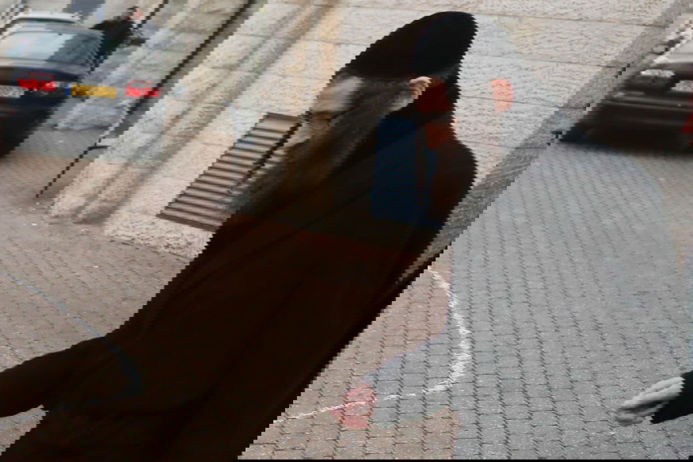 תיעוד בלעדי: מנהיג הקיצונים הרב רומפלר נחקר במשטרה