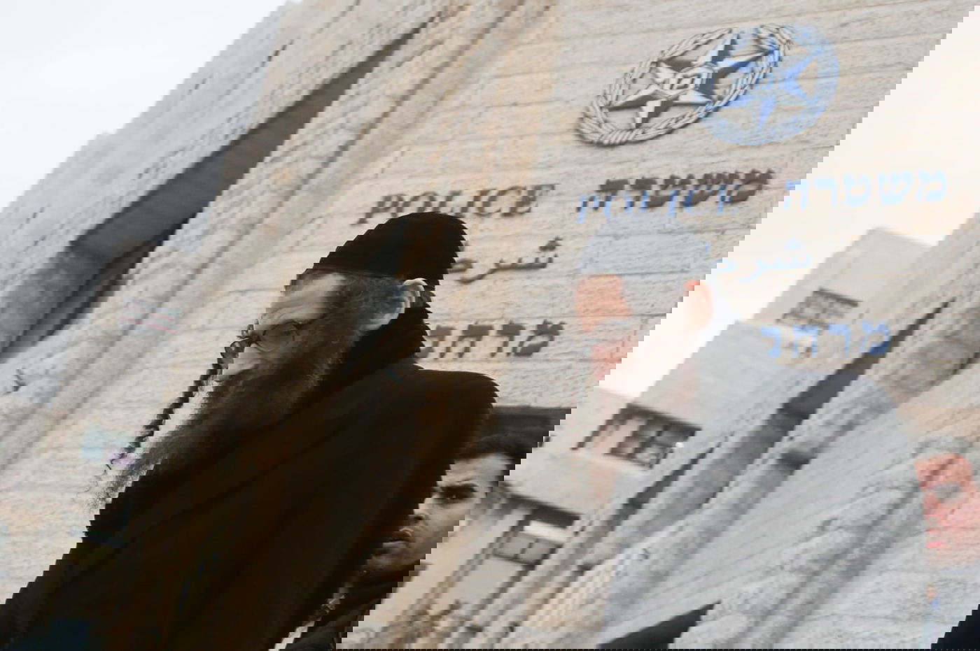 תיעוד בלעדי: מנהיג הקיצונים הרב רומפלר נחקר במשטרה