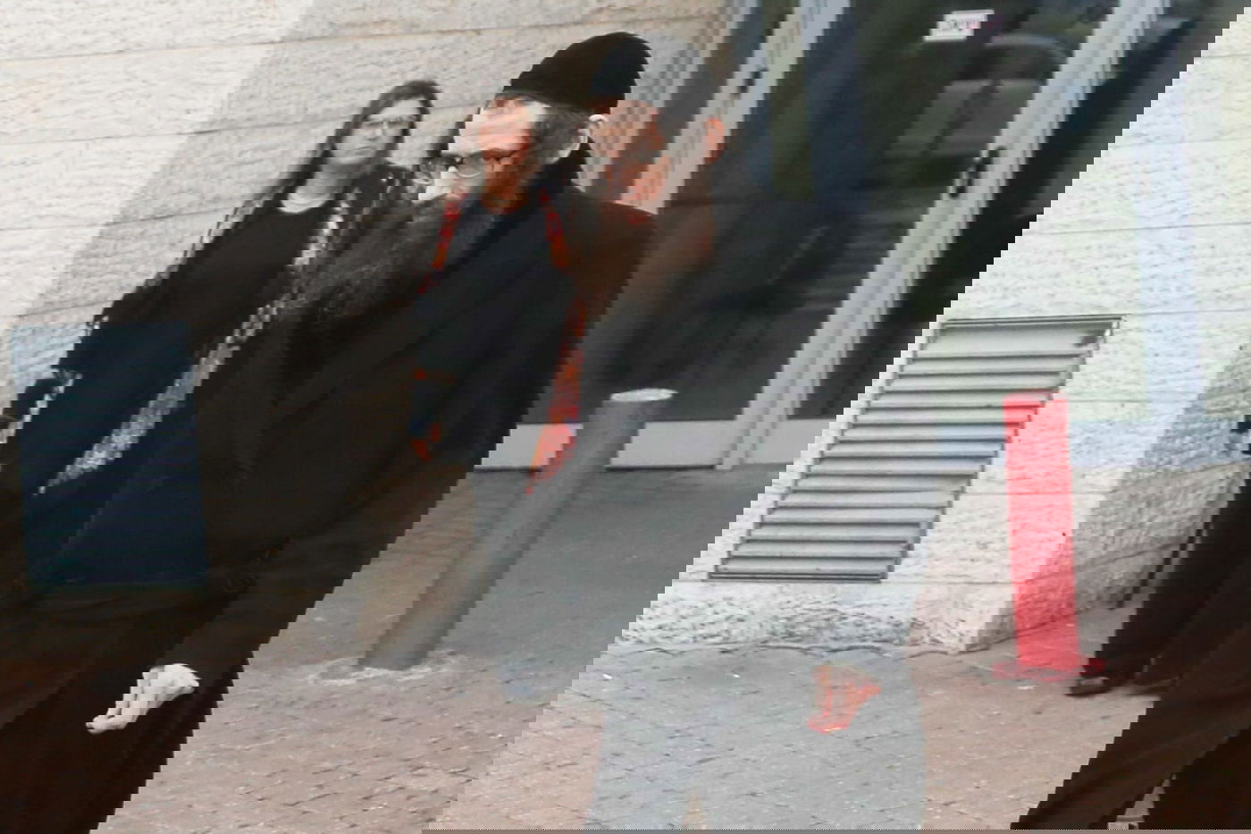 תיעוד בלעדי: מנהיג הקיצונים הרב רומפלר נחקר במשטרה