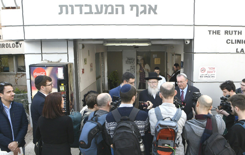 ליצמן בכניסה למעבדות עם העיתונאים