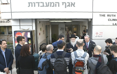 ליצמן בכניסה למעבדות עם העיתונאים