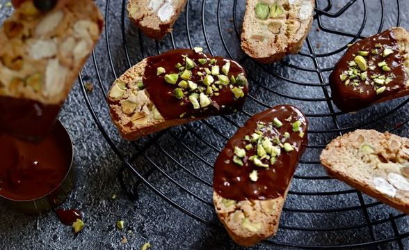 ביסקוטי פיסטוק ושוקולד - עוגיות איטלקיות קראנצ'יות ועשירות