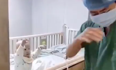 דמעות: תינוק חלה בקורונה; האבא ממרר בבכי • צפו