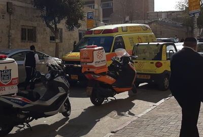 מחוץ לבית המטפלת