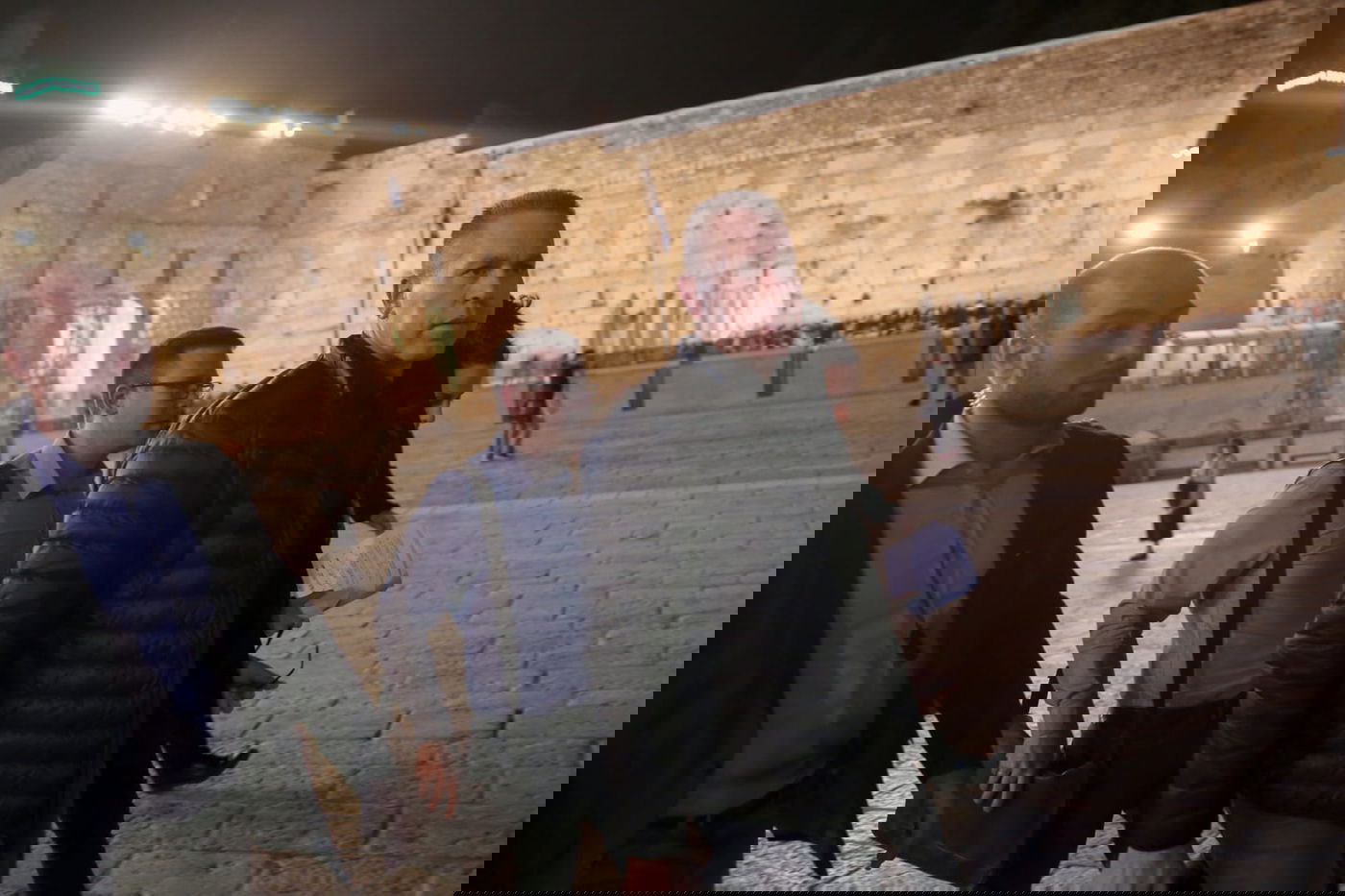 ארדן ברחבת הכותל, הערב