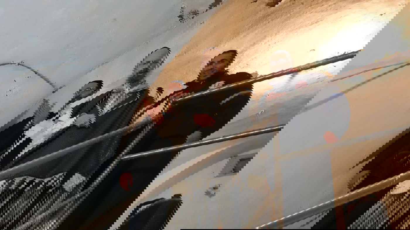 המקובל התרגש במקווה, שר וטבל • תיעוד