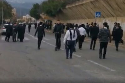 מפתיע: הקנאים הפגינו מול ביתו של פקח 'גדולי ישראל'