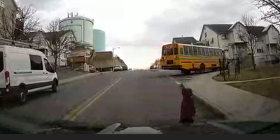 הילדה התפרצה לכביש; הנהג צרח מפחד • צפו