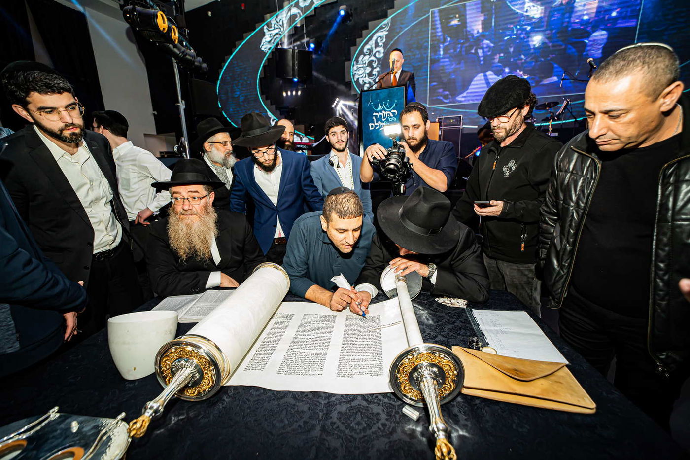 פריד וריבו בהופעת הענק של ספר התורה המהודר ביותר בעולם