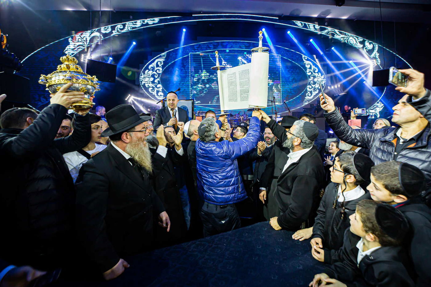 פריד וריבו בהופעת הענק של ספר התורה המהודר ביותר בעולם