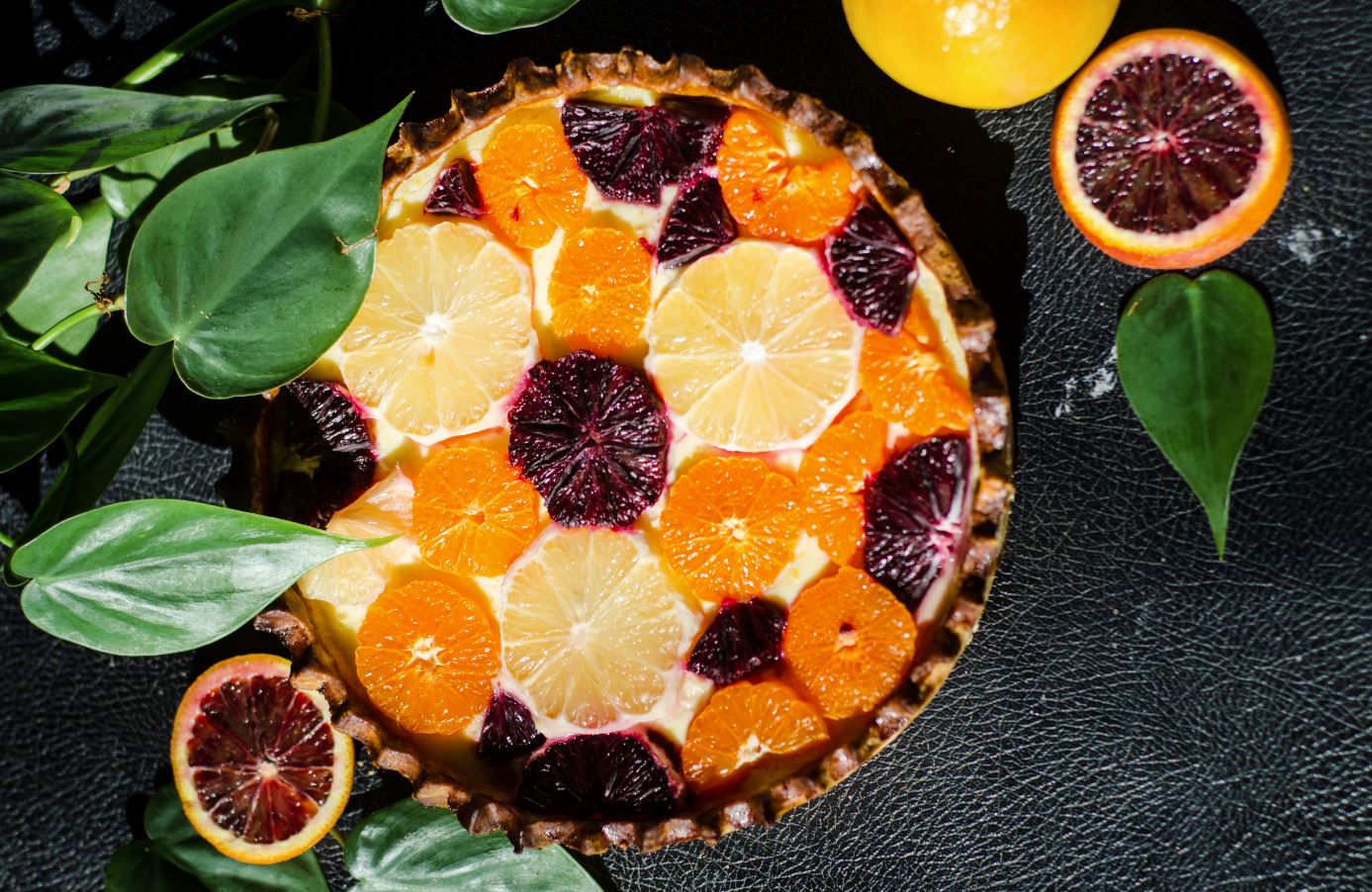 כך מרשימים אורחים: עוגת שכבות של בצק פריך, קצפת ופירות הדר