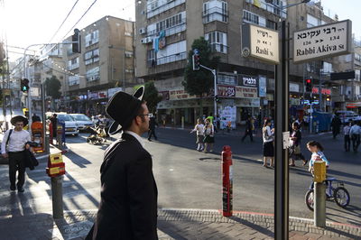 שלטי פרסום של חנויות ומכירות בבית המשותף