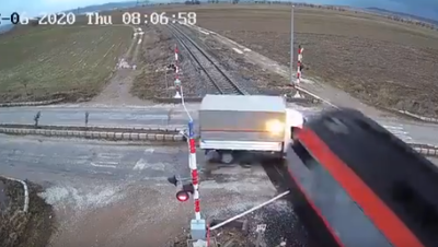 תיעוד מטורקיה: רגע פגיעת הרכבת במשאית