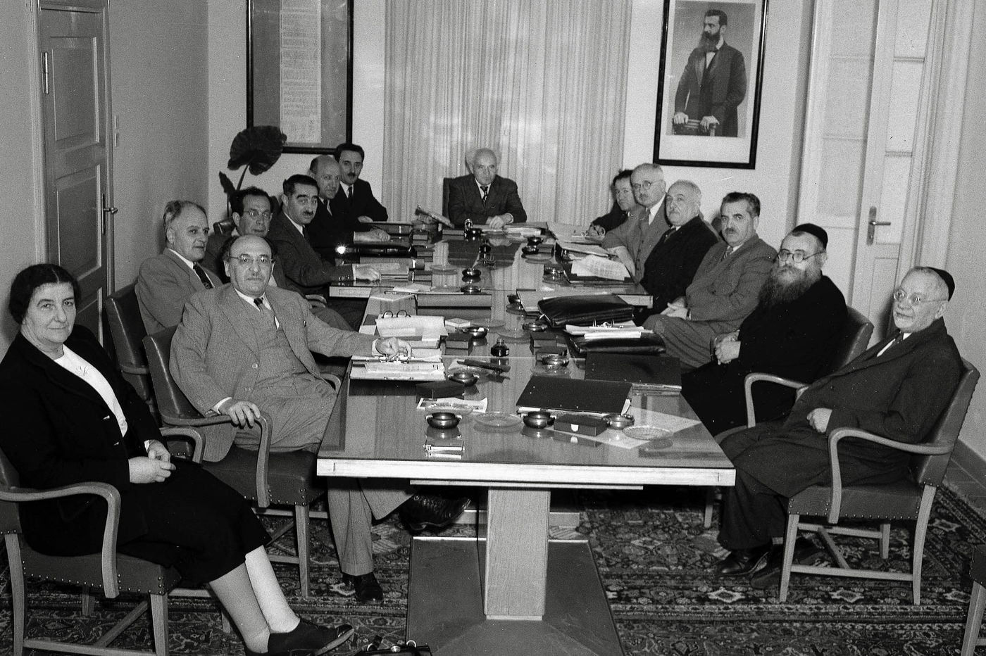 ישיבת ממשלה בראשות דוד בן גוריון. שני מימין: הרב לוין