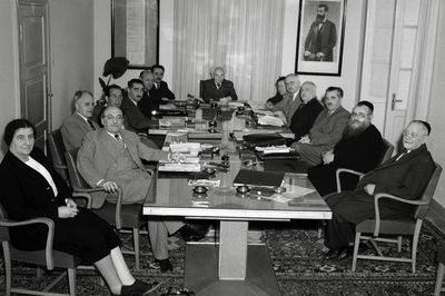 ישיבת ממשלה בראשות דוד בן גוריון. שני מימין: הרב לוין