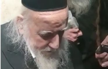 חילול קברים? צפו: הקנאים בעימות עם הגרא"ד אוירבך