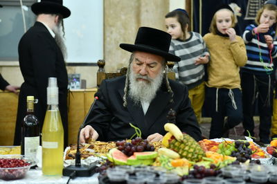 האדמו"ר מאשלג ב'טיש' לרגל ט"ו בשבט